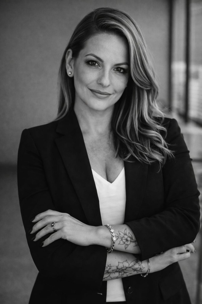 Ana Paulino — retrato profissional em preto e branco, braços cruzados, consultora comercial